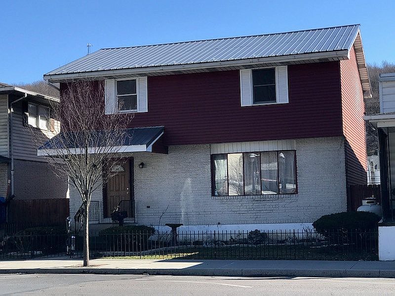 1st image of 216 E Centre St