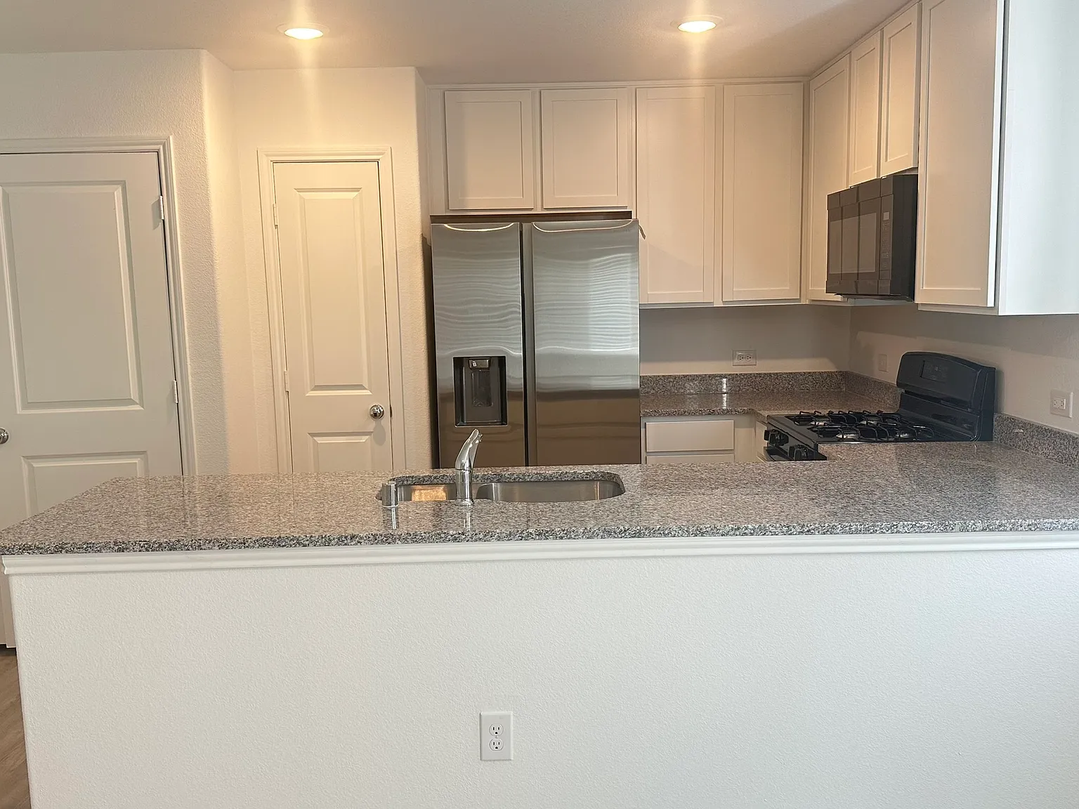 3 bed, 1264 sqft, $2,100 — Photo 3