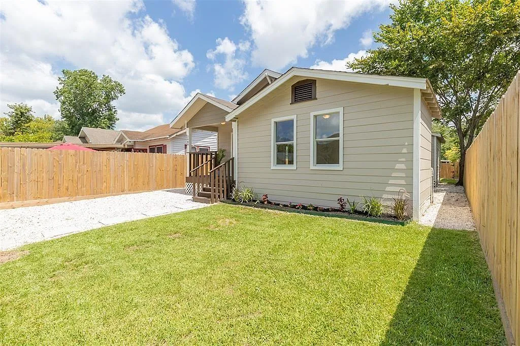 3 bed, 2.0 bath, 1453 sqft, $1,800 — Photo 4