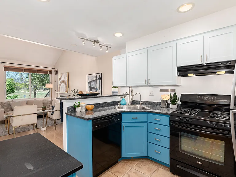 303 S Taft Ct #32 — Photo 7