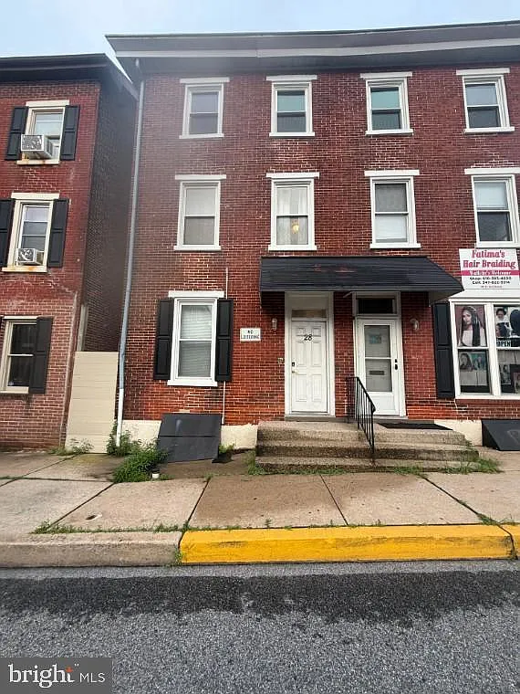 3 bed, 1.0 bath, 700 sqft, $1,550 — Photo 1