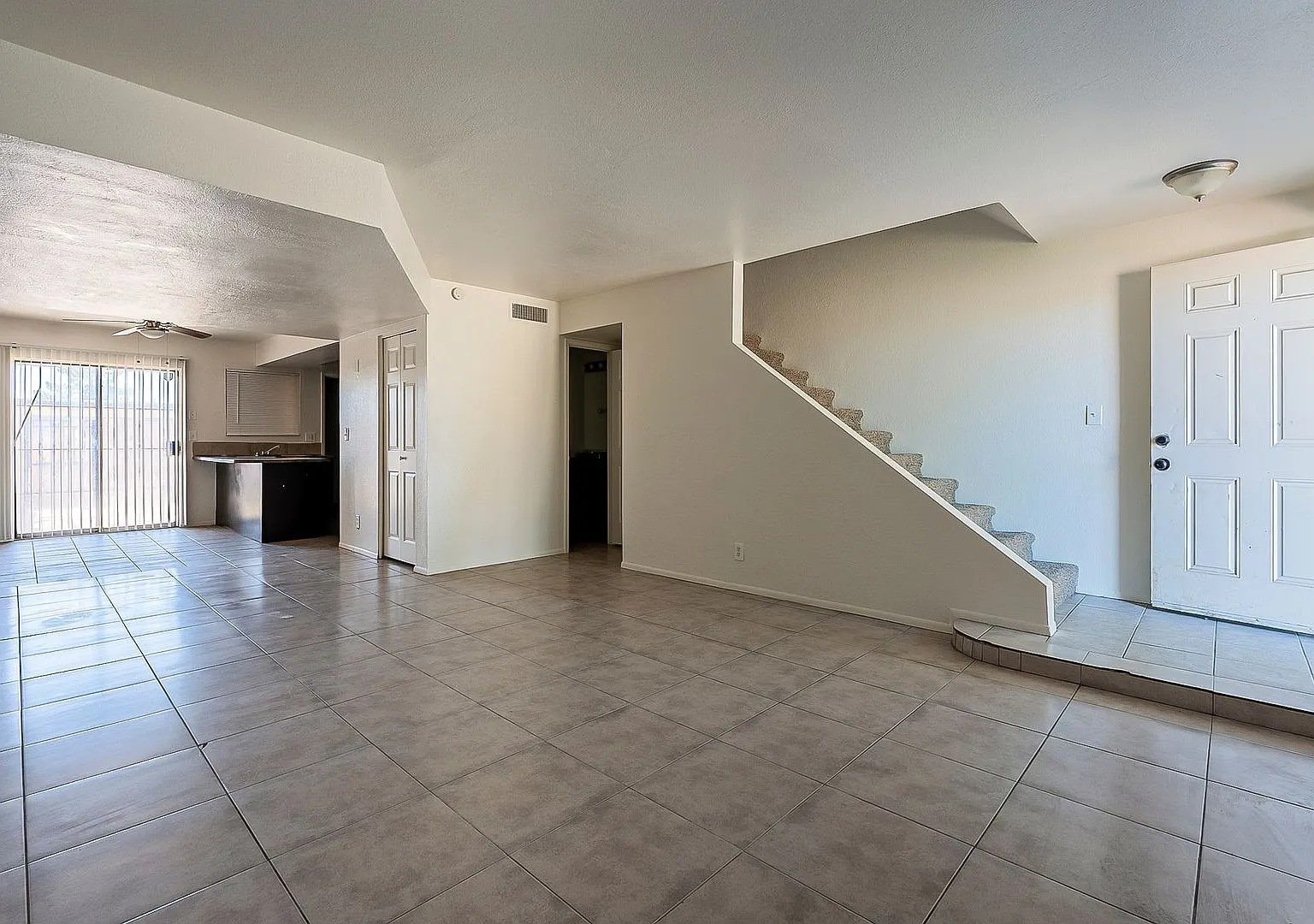 3 bedroom townhome in Glendale — Photo 3