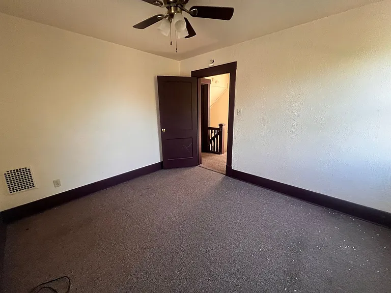 925 Leeds Ave — Photo 8