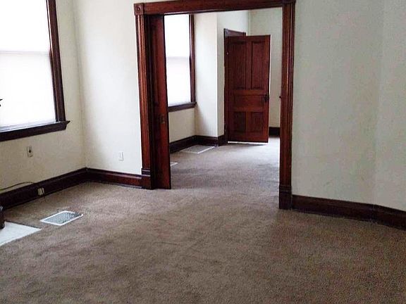 3rd image of 936 Ludlow Ave #1