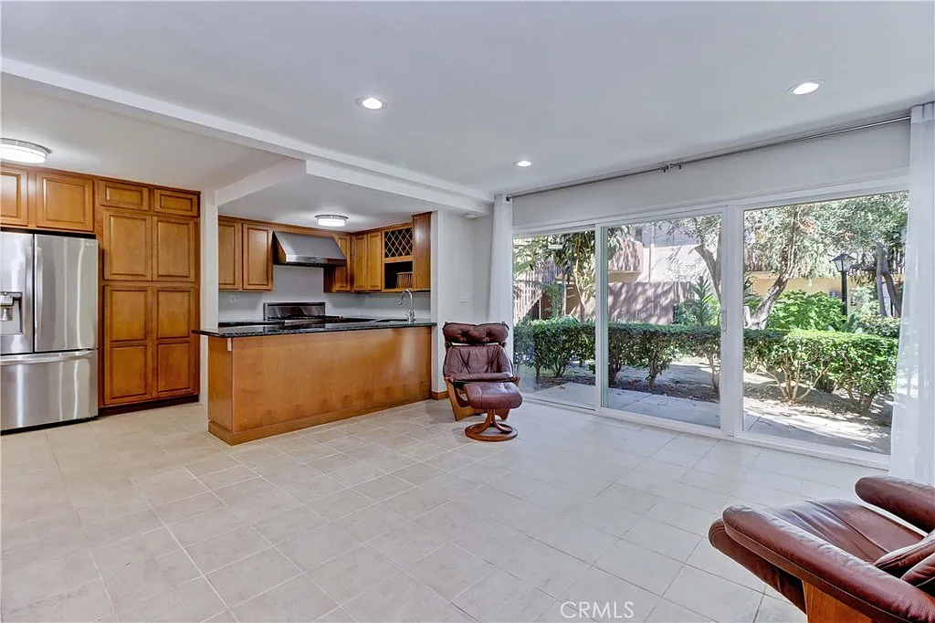 1 bed, 713 sqft, $2,400 — Photo 1