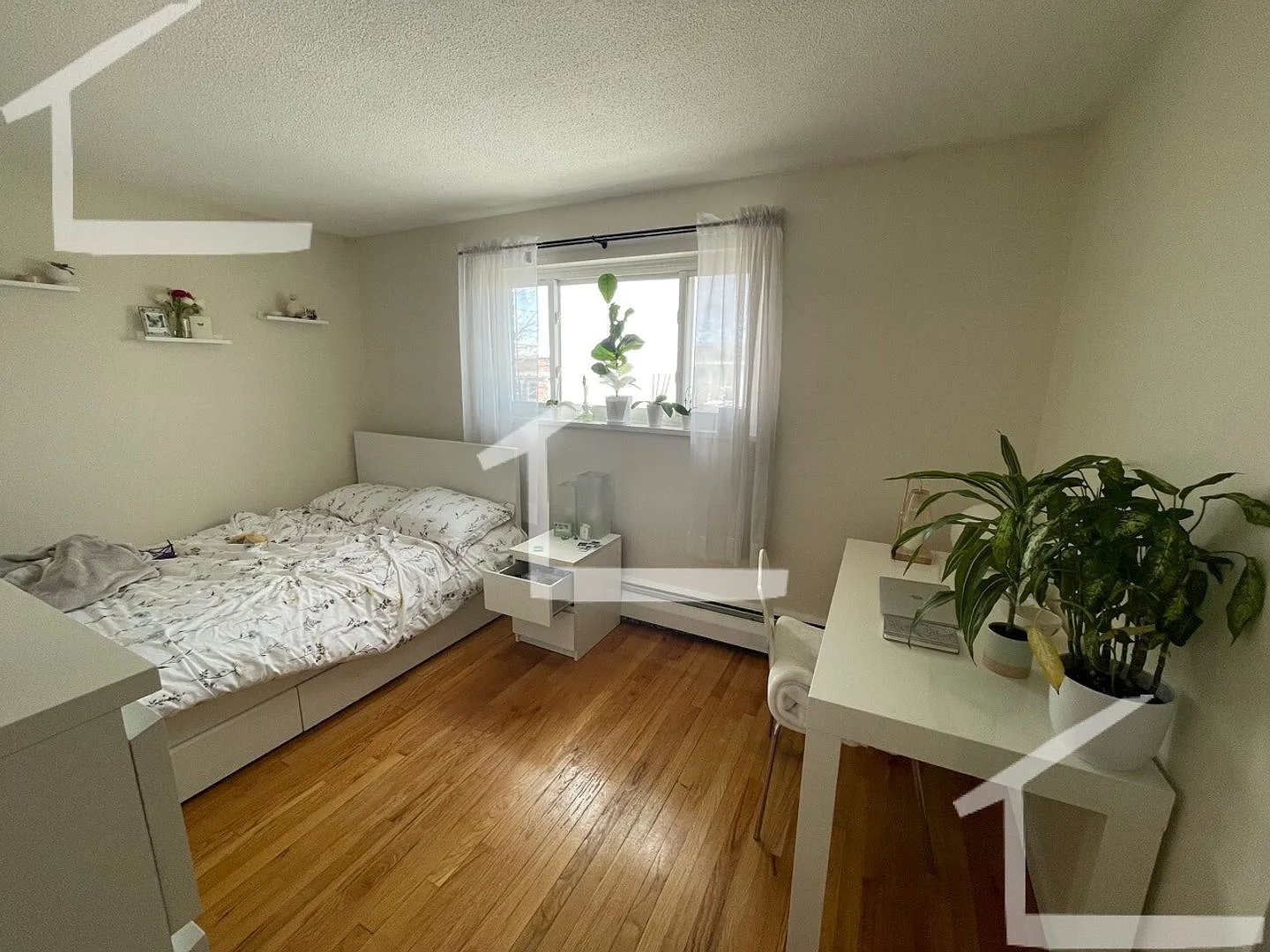 Sunny 2-bedroom, 1-bathroom apartment near the B and C lines — Photo 4