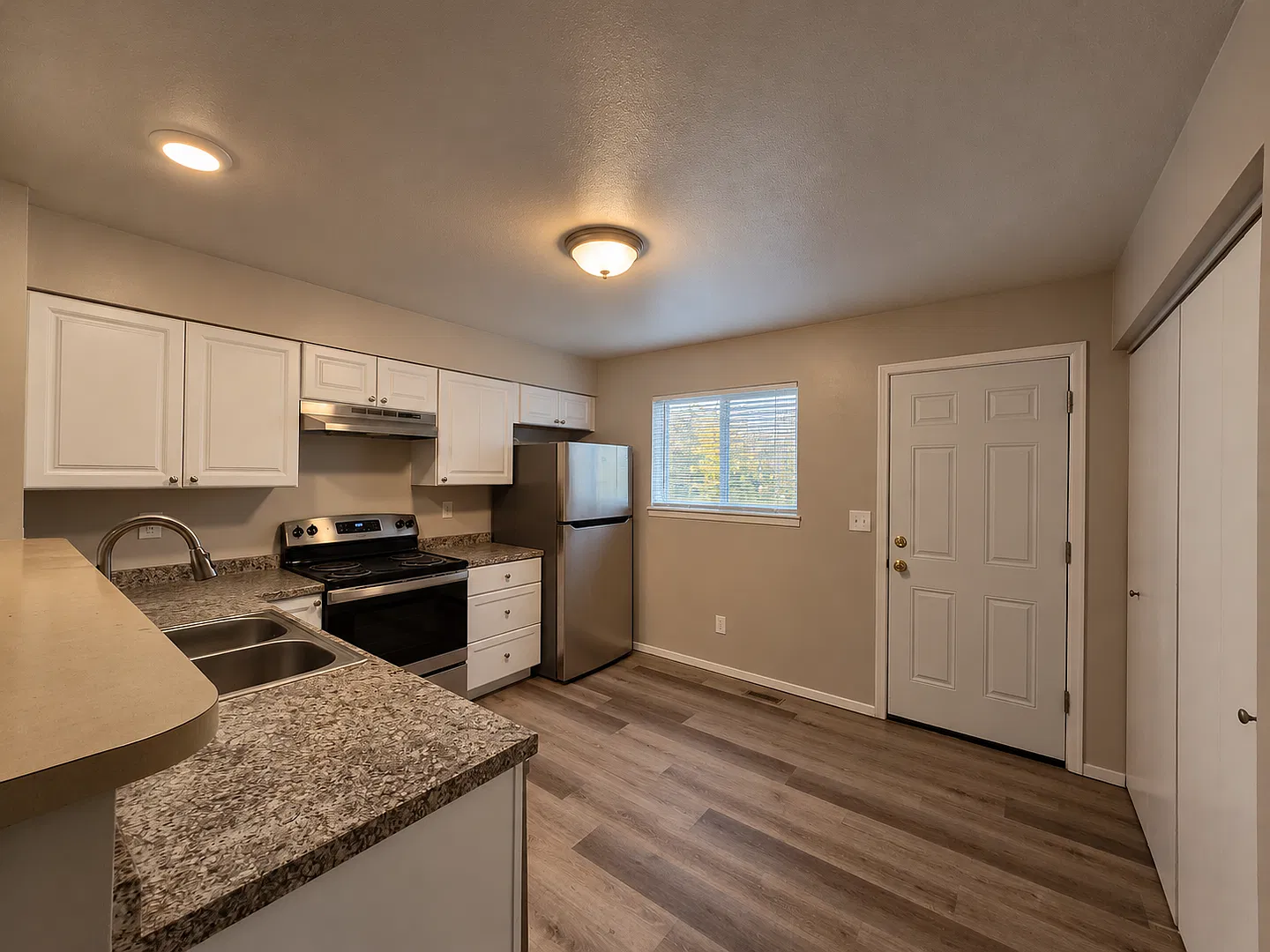 Updated 2-Bedroom Townhome | New Flooring, Fenced Backyard & Pet-Friendly Living! — Photo 4