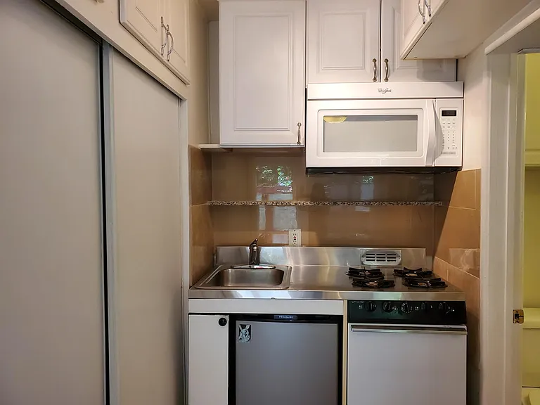 616 Broadway St #8 — Photo 2