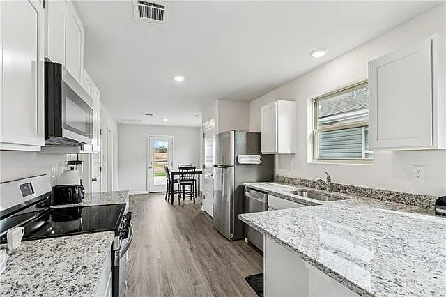 3 bed, 2.0 bath, 1178 sqft, $2,000 — Photo 3