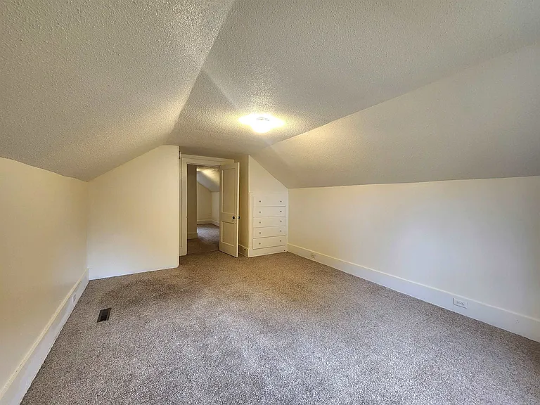 203 E Hines St — Photo 13