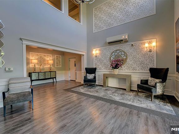 5th image of 1113 Warren Way #113
