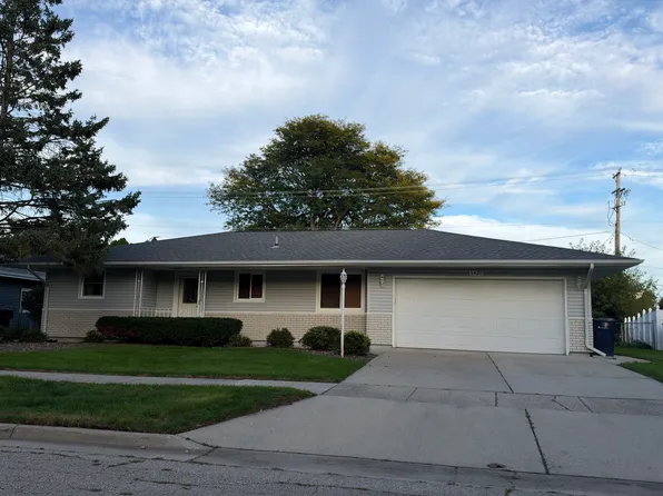 1420 Greenwich Ln, Janesville, WI 53545