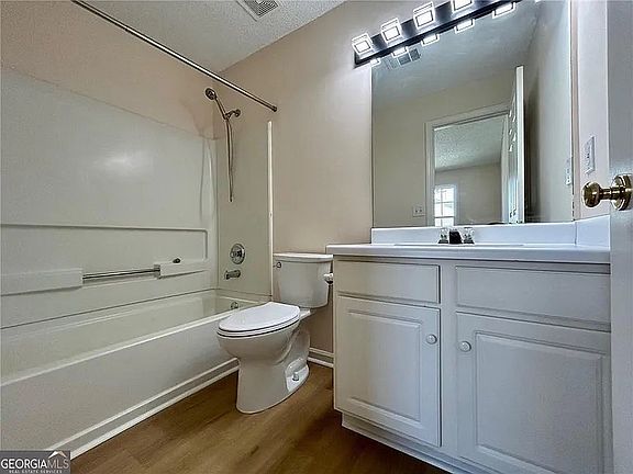 4th image of 275 Devonshire Dr