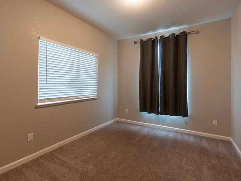 814 Courtney Ct — Photo 9