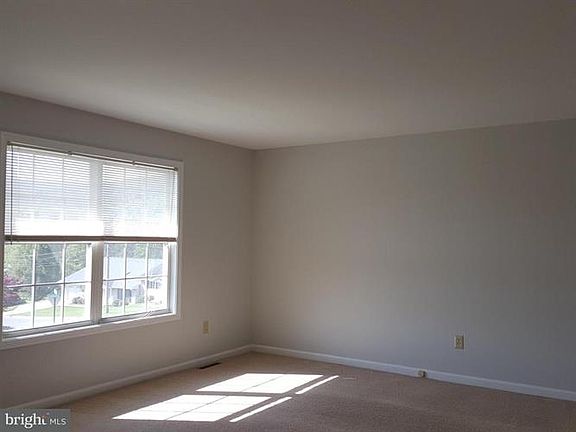5th image of 587 Cresthaven Ct