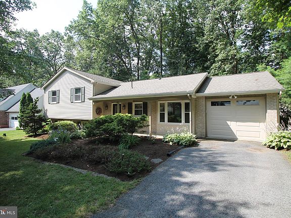 3rd image of 418 Canterbury Dr