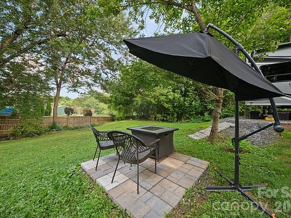 4th image of 29 Logan Ln