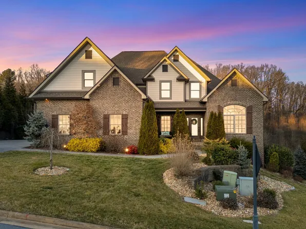 2230 Sawyers Pond Dr, Johnson City, TN 37604