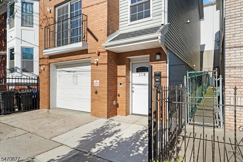 2 bed, 1.0 bath, $2,200 — Photo 3