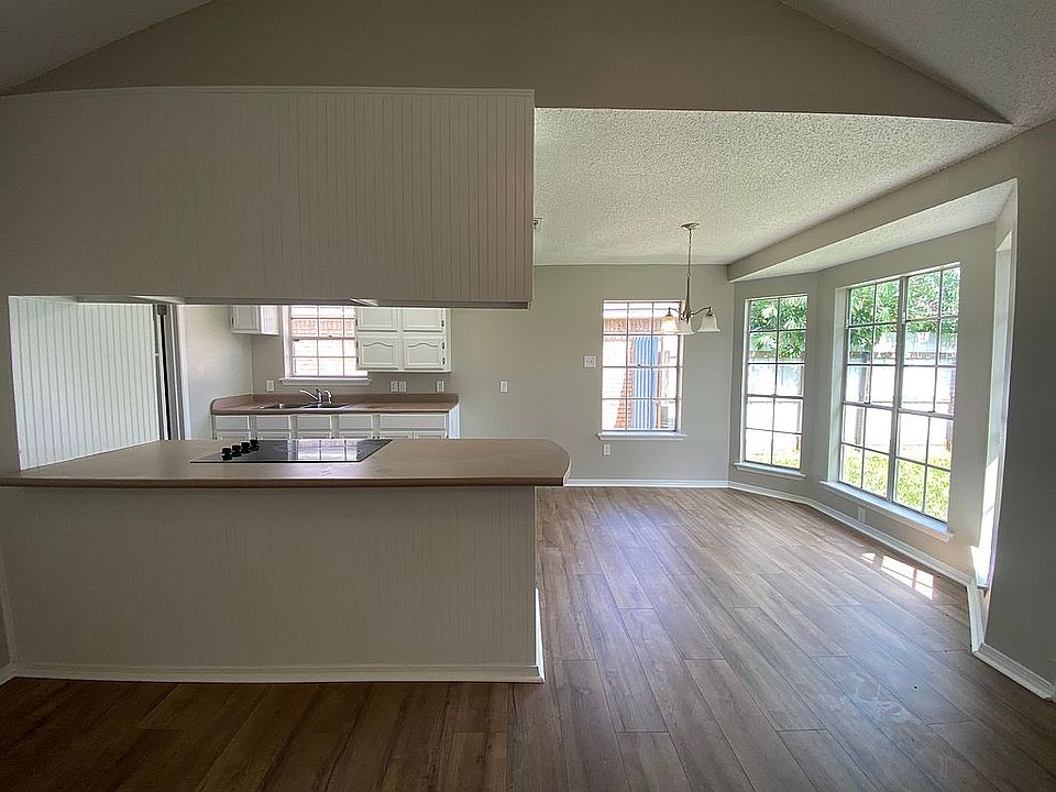 1st image of 206 Hanson Dr