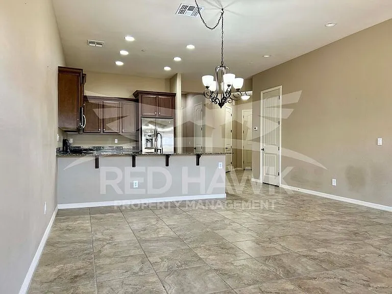1748 N Makalu Cir — Photo 6