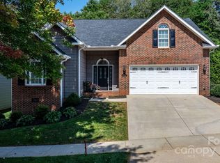 4230 Pickering Dr, Hickory, NC 28602