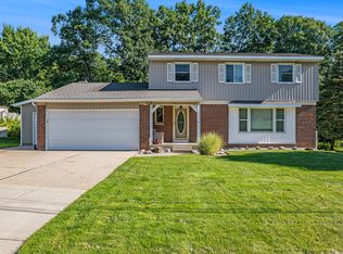 121 Lantern Dr NW, Comstock Park, MI 49321