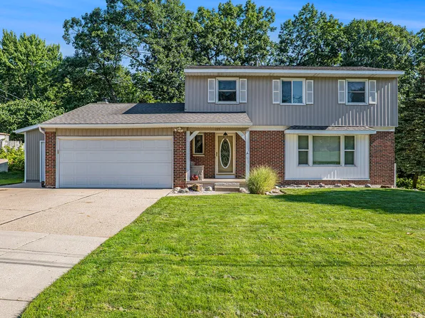 121 Lantern Dr NW, Comstock Park, MI 49321