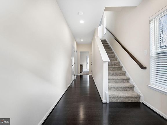 4th image of 1022 Edenberry Way Gln