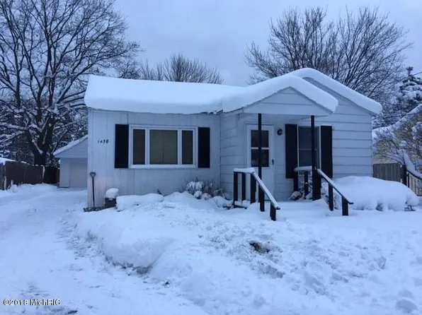 1458 W Duck Lake Rd, Muskegon, MI 49445