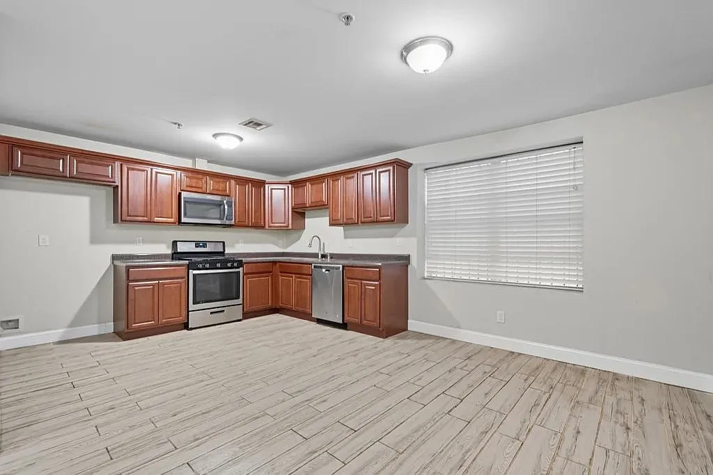 3 bed, 1800 sqft, $2,399 — Photo 2