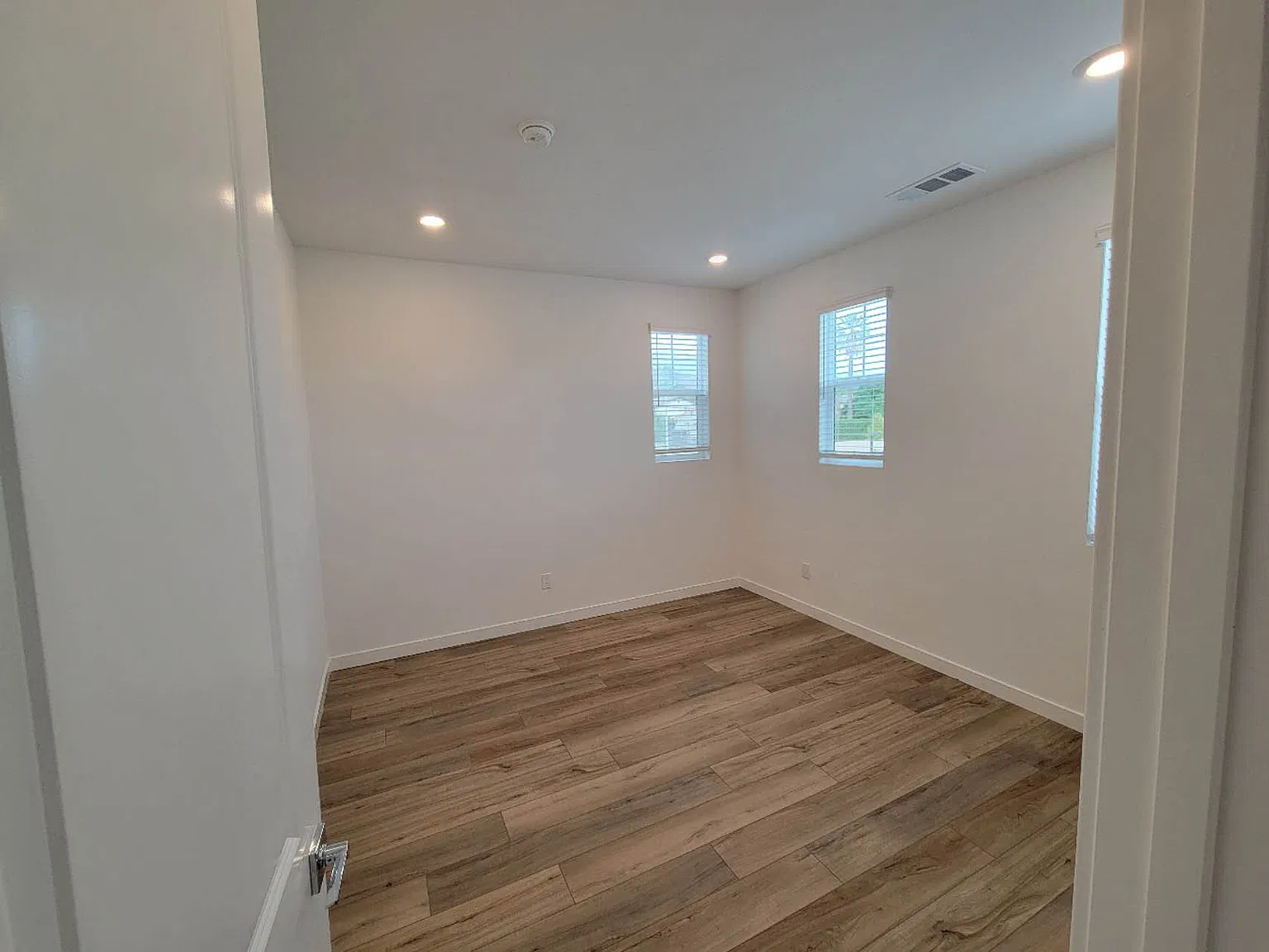 4 bed, 2379 sqft, $4,200 — Photo 4