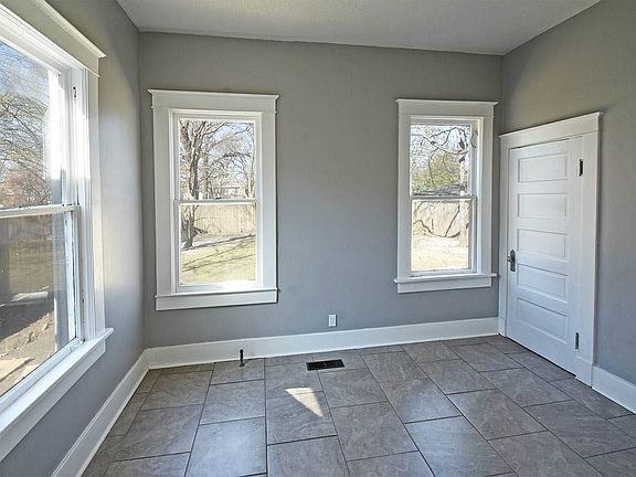 5th image of 227 N Willett St #102