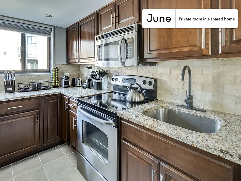 1331 I St NE #E — Photo 9