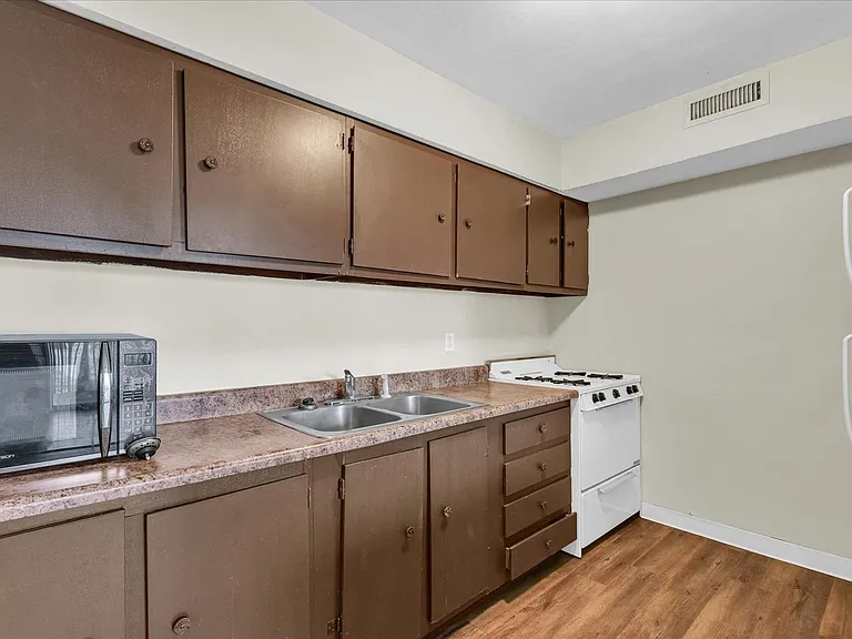 717 Fairmont Dr — Photo 6