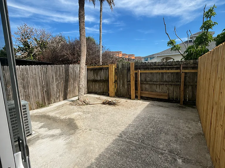 1005 Ashley Ave — Photo 2