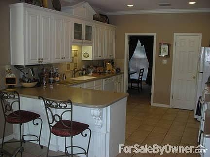 Kitchen, Breakfast bar, Walk in Pantry
						:
						Solid surface counter tops.natural stone back splashes, leaded glass doors
