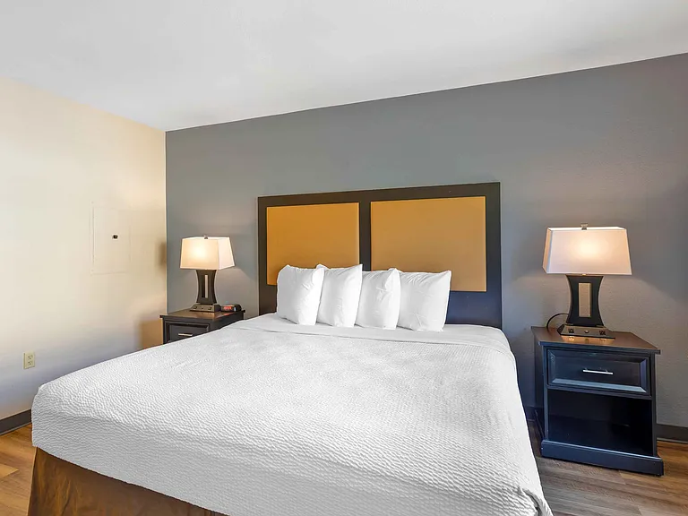 Deluxe Studio - 1 King Bed