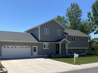 101 Cottonwood Ln, Gillette, WY 82718