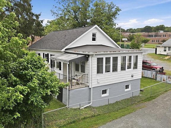 4th image of 35 Paul Courtney Dr