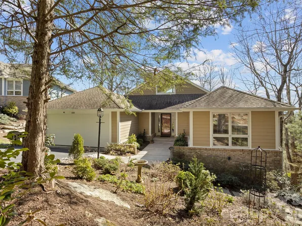 210 Claymoor Ct, Flat Rock, NC 28731