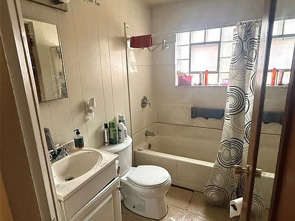 3rd image of 4703 Hatz St