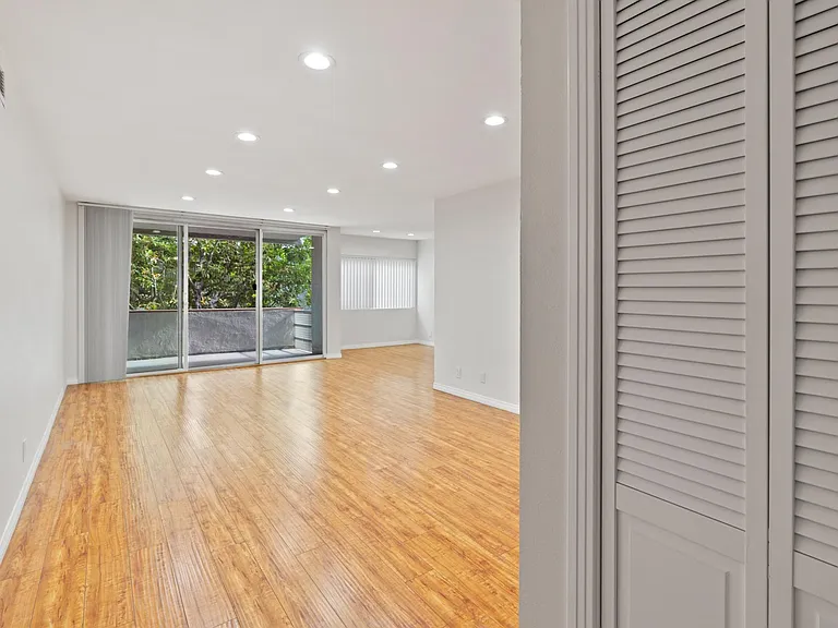 4915 Tyrone Ave #215 — Photo 7