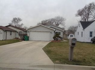 400 Lawn Ter, Round Lake, IL 60073