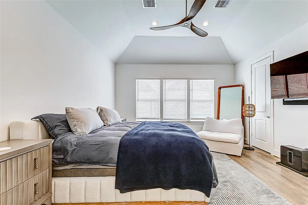 3 bed, 3.5 bath, 2276 sqft, $4,100 — Photo 3