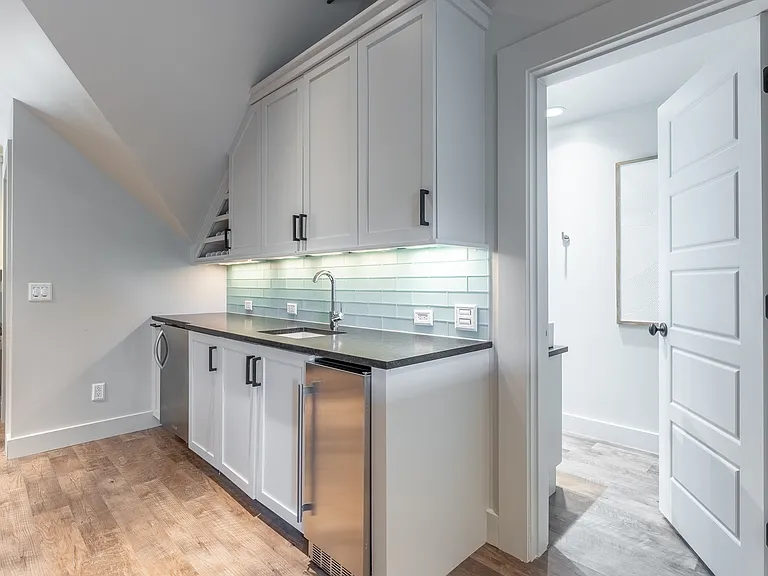 900 Montrose Ave — Photo 48