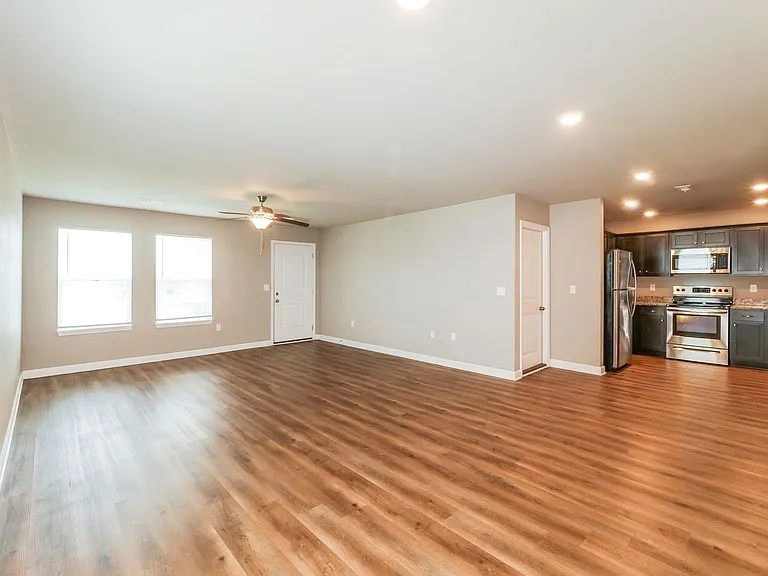 208 SW Rose St — Photo 3