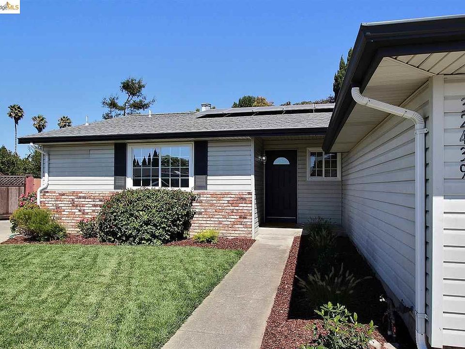 2nd image of 32439 Nancy Ct