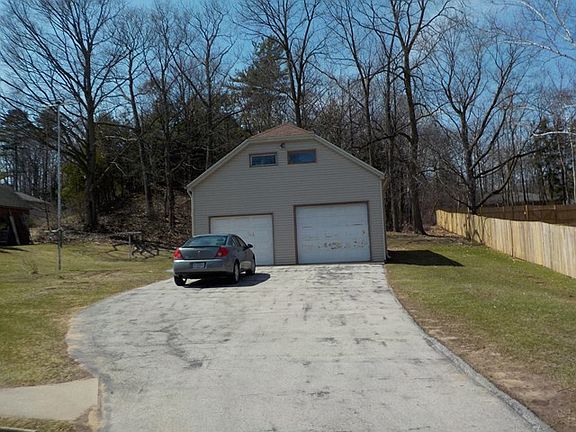 2nd image of 423 S Neenah Ave