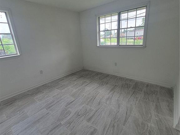 5th image of 303 Cardinal St